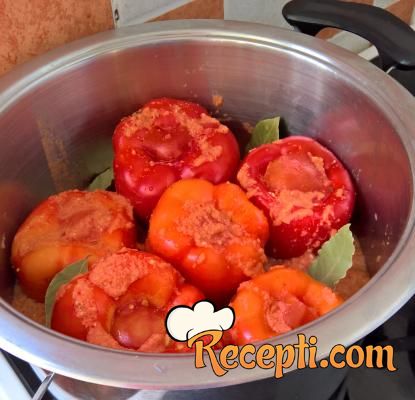 Paprike punjene pilećim belim mesom u paradajz sosu