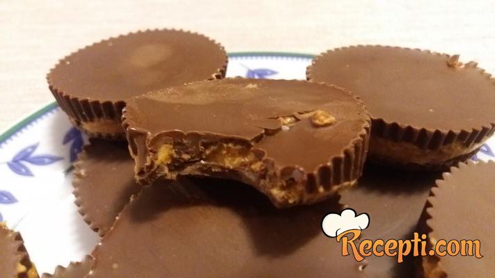 Čokoladne korpice punjene kikiriki puterom
