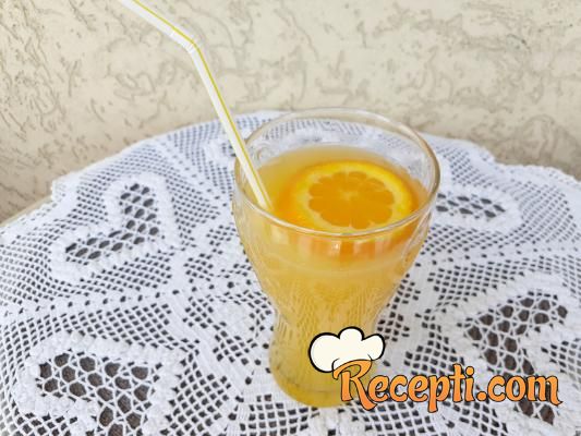 Ceđeni sok od pomorandže i limuna