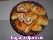 Pikantne kifle sa čajnom kobasicom