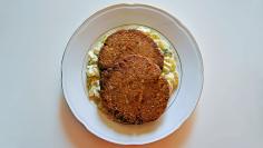 Tuna burger i dinstani krastavci