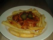 Pileći gulaš sa pomfritom