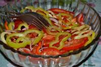 Paradajz paprika salata sa mediteranskim začinskim biljem