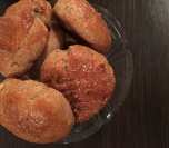 Integralne lepinje sa belim lukom posute parmezanom