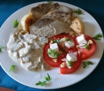 Pečeni svinkski but sa prilozima