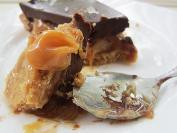 Tart sa mekom karamelom i čokoladom