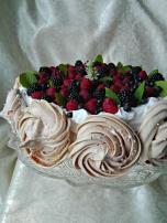 Pavlova sa bobičastim voćem