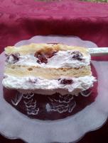 Bela kremasta torta sa višnjama