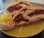 Štrudla sa višnjama i borovnicama