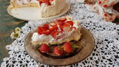 Pavlova torta sa jagodama