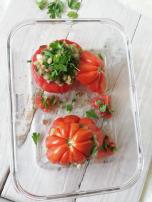 Paradajz punjen sočivom, ječmom i vegan sirom
