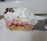 Brza tortica sa ukusom jagode, keksa i čokolade