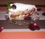 Brza torta sa keksom, jogurtom i višnjama