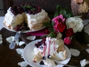 Pavlova torta sa šumskim voćem