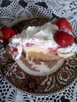 Puding torta sa jagodama i orasima