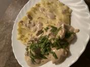 Belo meso sa zelenim pesto sirom