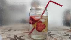 Aromatizovana voda sa jagodama i limunom