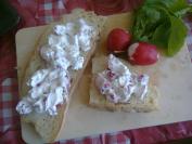 Salata sa rotkvicama i krem sirom